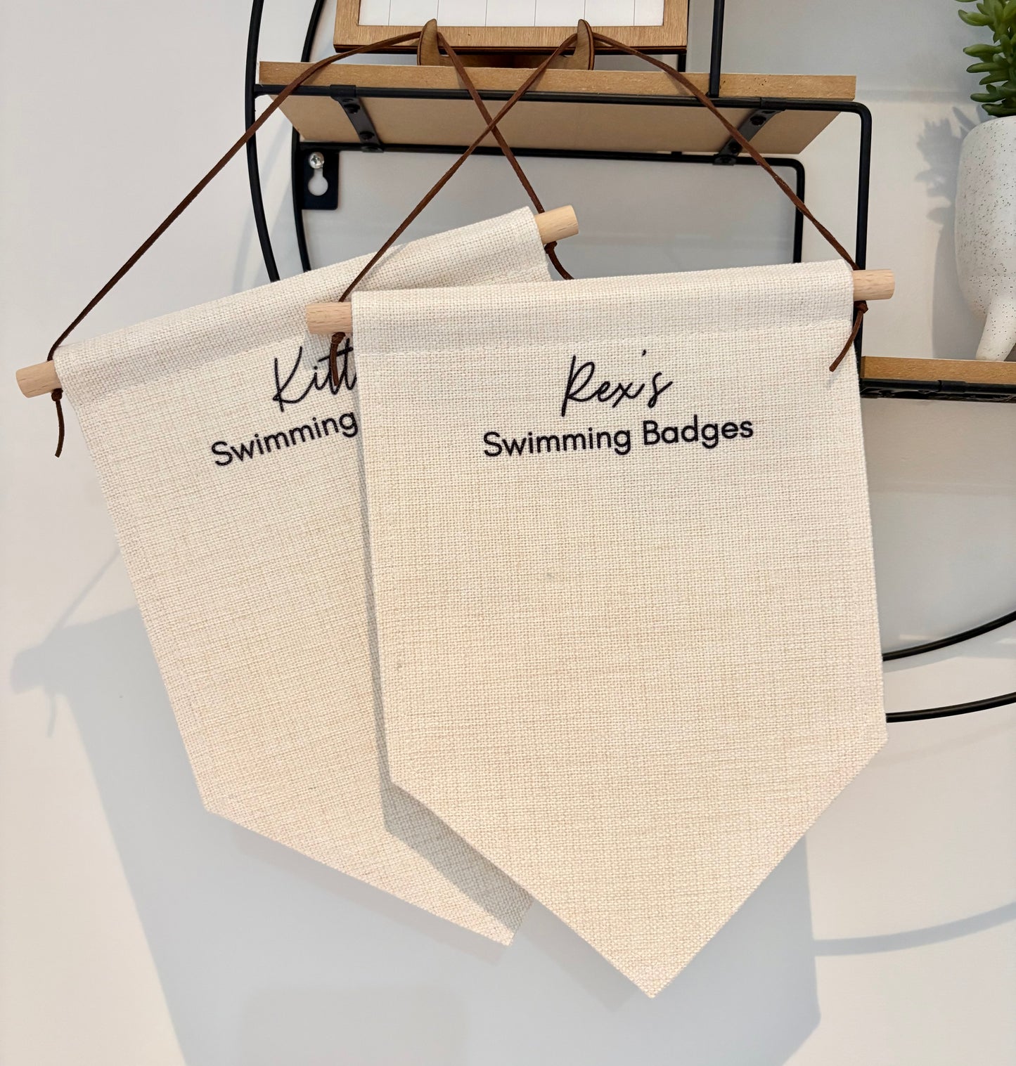 Wimpel zum Aufhängen an der Wand mit Regenbogen und Namen, Kindertür, Wandschild, Raumdekor, Kinderzimmer, Spielzimmer, Kinderzimmer, Kinder, Schlafzimmerschild
