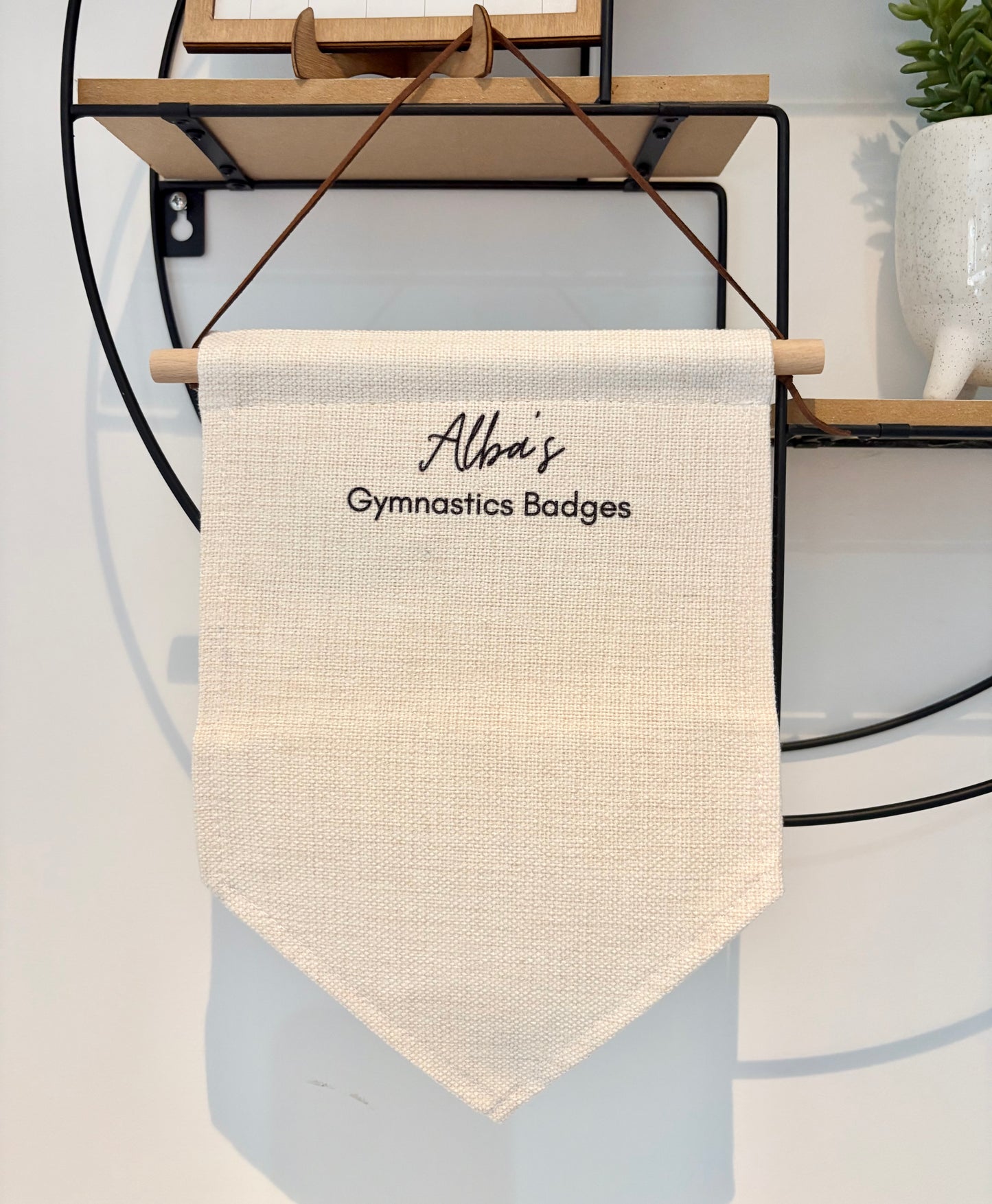 Wimpel zum Aufhängen an der Wand mit Regenbogen und Namen, Kindertür, Wandschild, Raumdekor, Kinderzimmer, Spielzimmer, Kinderzimmer, Kinder, Schlafzimmerschild