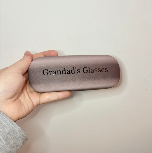 Personalisiertes Brillenetui, Dunkles Etui, Geschenk für Ihn, Papa, Nanny, Opa, Brillenhalter, Geschenk für Ihn, Sonnenbrillenetui, Brille